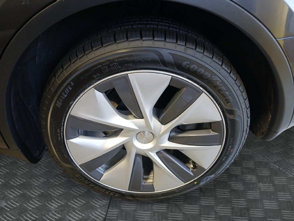 Used 2024 Tesla Model Y Long Range AWD/4WD image 23