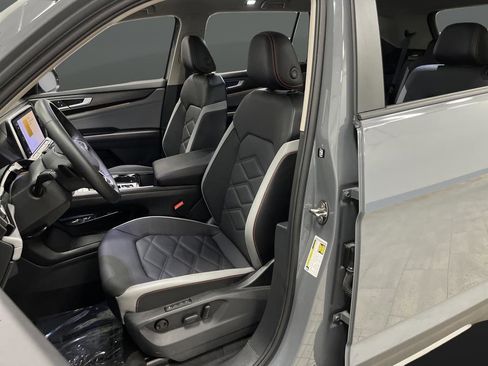 Used 2024 Volkswagen Atlas Peak Edition SEL image 4