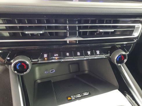 New 2026 Chevrolet Traverse LT w/ Sun and Wheel Package FWD image 18