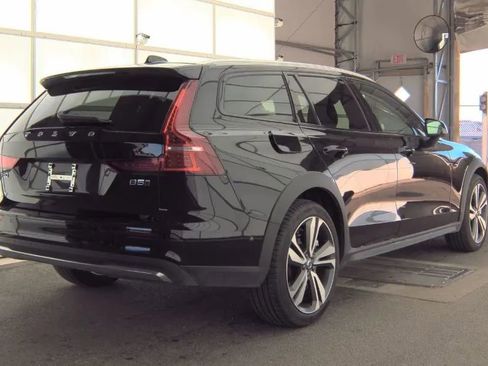 Used 2025 Volvo V60 B5 Cross Country Plus image 3