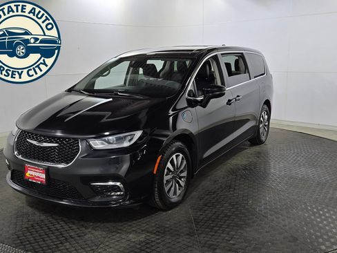 Used 2024 Chrysler Pacifica Limited FWD image 3