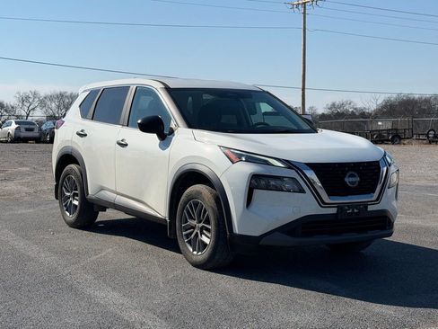 Used 2023 Nissan Rogue S image 2