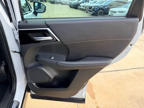 Used 2023 Mitsubishi Outlander SE FWD image 15