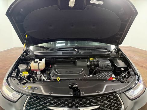 Used 2024 Chrysler Pacifica Touring-L image 85