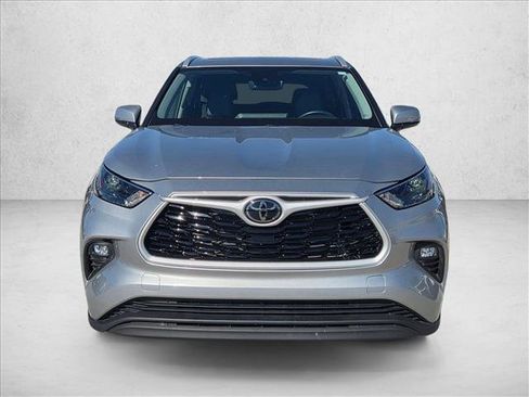 Used 2024 Toyota Highlander XLE image 2