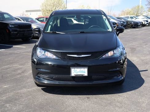 Used 2022 Chrysler Voyager LX FWD image 3