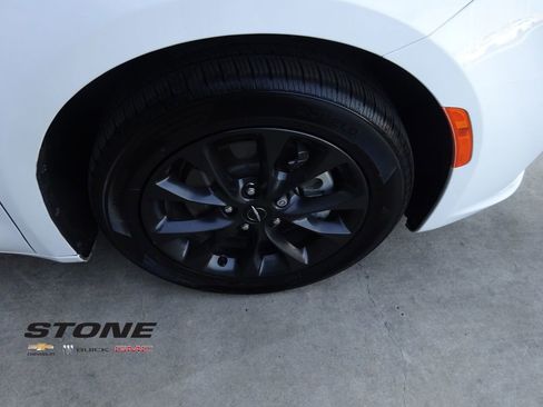 Used 2021 Chrysler Pacifica Touring-L w/ Uconnect Theater Family Group image 10