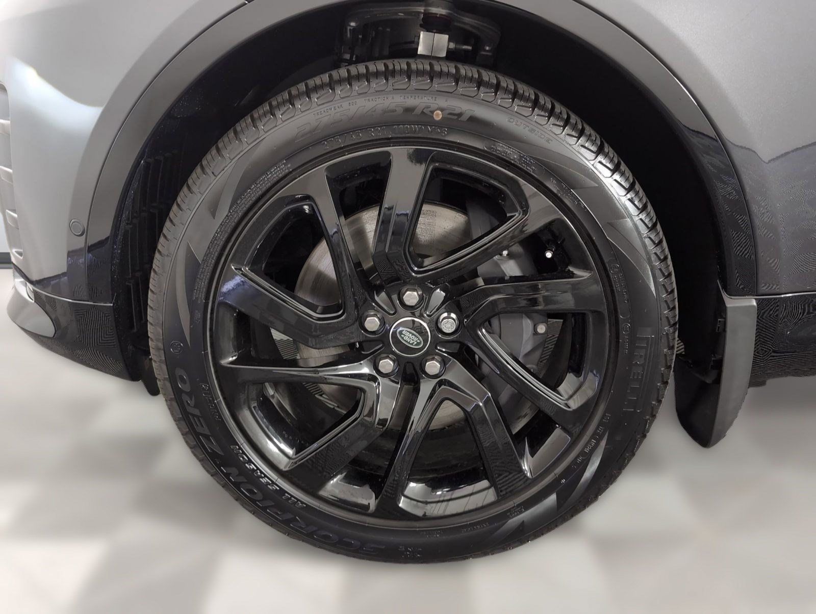 Used 2025 Land Rover Discovery Dynamic SE AWD/4WD image 9
