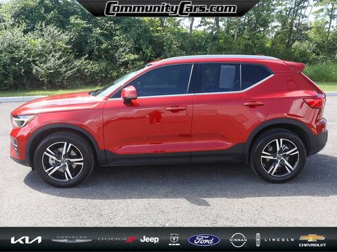 Used 2023 Volvo XC40 B5 Plus image 3