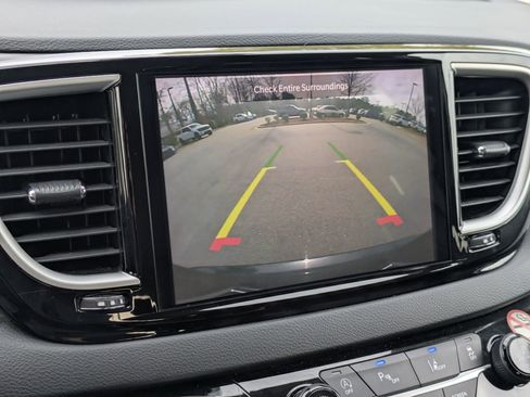 Used 2023 Chrysler Pacifica Touring-L image 19