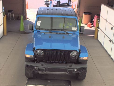 Used 2022 Jeep Gladiator Willys AWD/4WD image 2