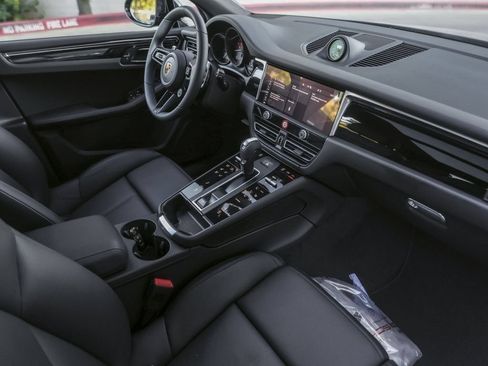 Certified 2026 Porsche Macan AWD/4WD image 39