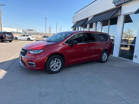 Used 2025 Chrysler Pacifica Select image 10