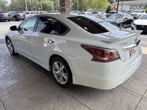 Used 2015 Nissan Altima 2.5 SV w/ Convenience Package FWD image 8