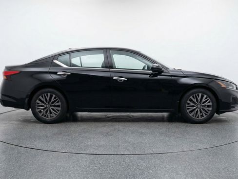 Used 2025 Nissan Altima 2.5 SV image 11