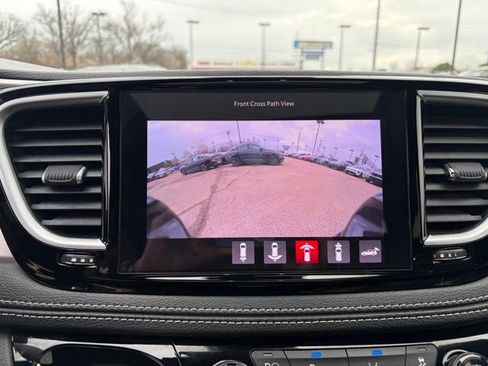 Used 2022 Chrysler Pacifica Limited w/ Uconnect Theater Family Group FWD image 12