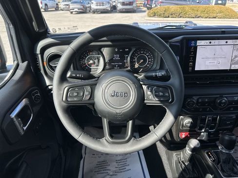 Used 2025 Jeep Gladiator Mojave w/ Convenience Group AWD/4WD image 14