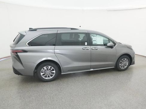 New 2026 Toyota Sienna XLE image 13