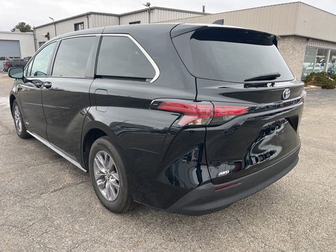 Used 2021 Toyota Sienna LE image 3