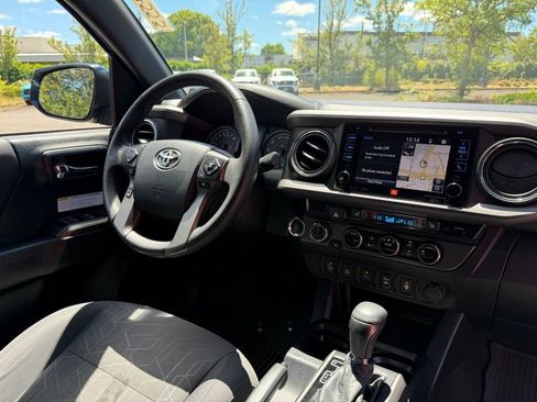 Used 2017 Toyota Tacoma TRD Off-Road AWD/4WD image 21