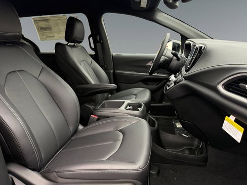 New 2026 Chrysler Pacifica Select image 15