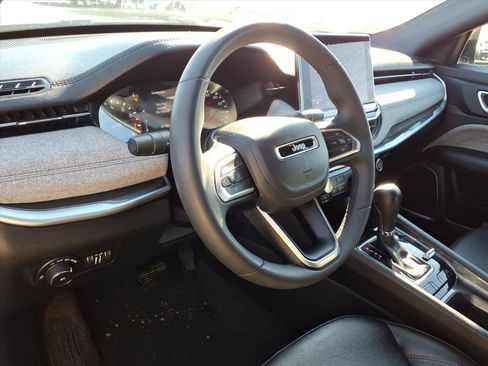 Used 2024 Jeep Compass Latitude image 8