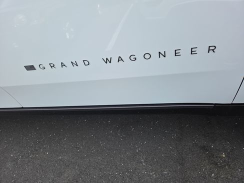 New 2026 Jeep Grand Wagoneer L Limited w/ Premium Group II AWD/4WD image 9