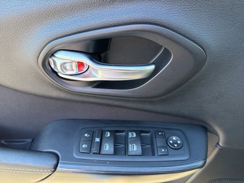 Used 2016 Jeep Cherokee Latitude w/ Cold Weather Group image 12