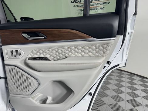 Used 2023 Jeep Grand Cherokee Summit AWD/4WD image 33