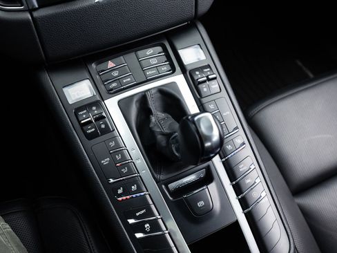 Used 2018 Porsche Macan Sport Edition image 38