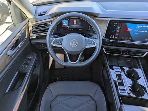 Used 2024 Volkswagen Atlas SE image 17