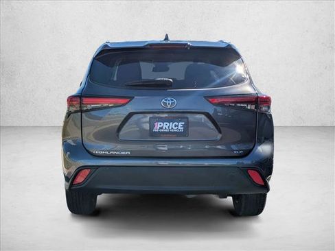 Used 2022 Toyota Highlander XLE image 6