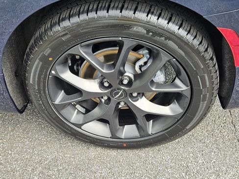 Used 2025 Chrysler Pacifica Limited FWD image 9