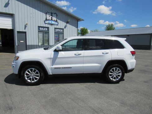 Used 2021 Jeep Grand Cherokee Laredo AWD/4WD image 3