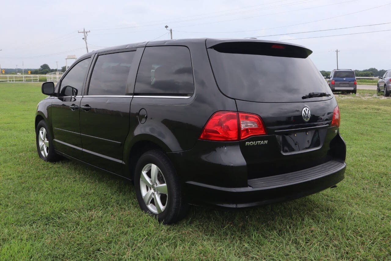 Used 2010 Volkswagen Routan SE FWD image 5