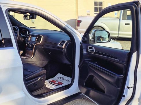 Used 2017 Jeep Grand Cherokee Limited image 25