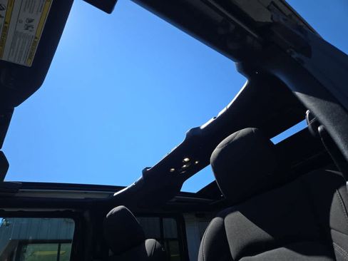 Used 2023 Jeep Wrangler Unlimited w/ Sun & Screen Package AWD/4WD image 30