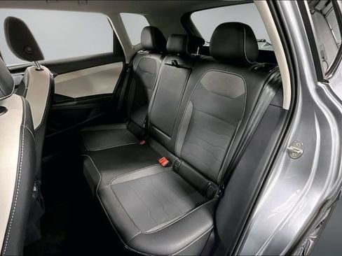 Used 2025 Volkswagen Taos SE AWD/4WD image 19