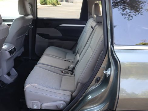 Used 2017 Toyota Highlander Plus w/ Carpet Mat Package AWD/4WD image 20