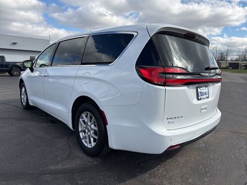 Used 2024 Chrysler Pacifica Touring-L FWD image 2