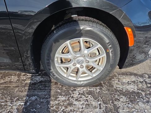 Used 2023 Chrysler Pacifica Touring-L image 12