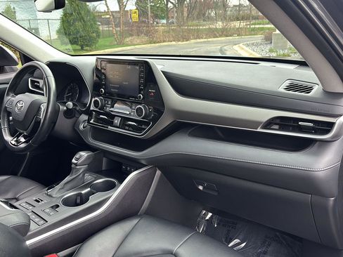 Used 2021 Toyota Highlander XLE image 18