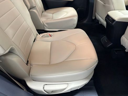 Used 2025 Toyota Highlander XLE image 59