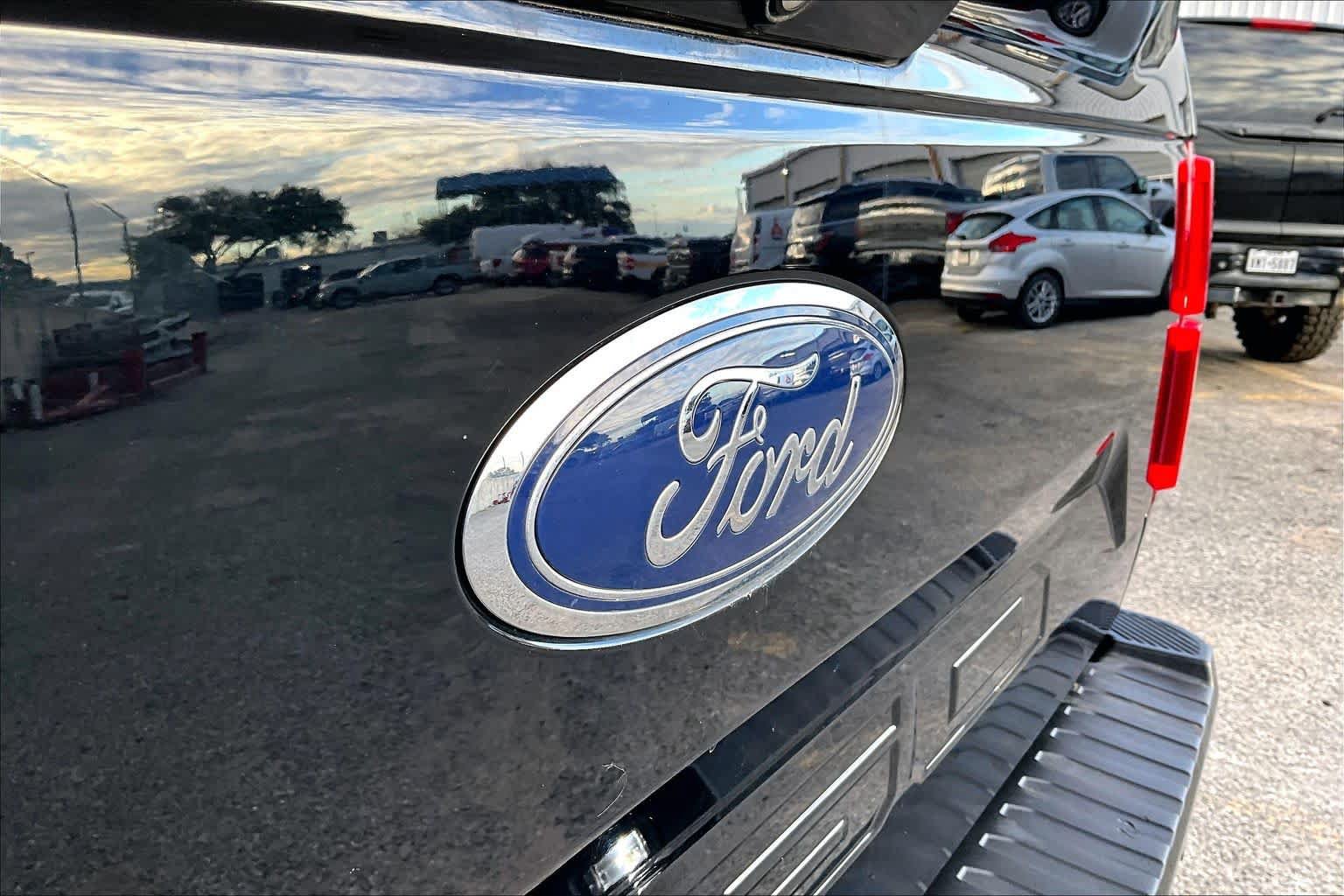 Used 2018 Ford F150 Lariat w/ Equipment Group 502A Luxury AWD/4WD image 33