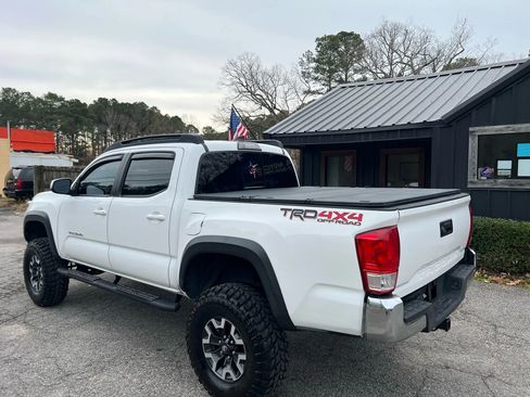 Used 2017 Toyota Tacoma TRD Off-Road image 7