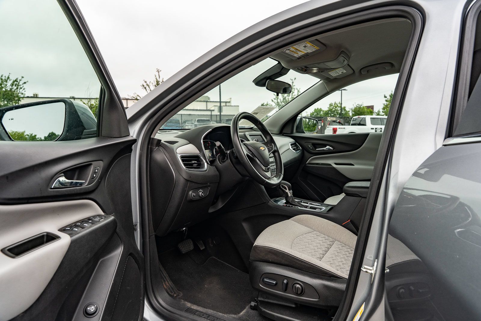 Used 2024 Chevrolet Equinox LT w/ Driver Convenience Package FWD image 17
