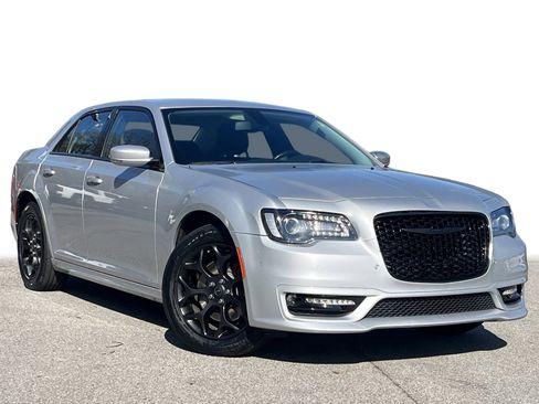 Used 2021 Chrysler 300 Touring L image 3