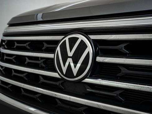 Used 2024 Volkswagen Atlas SE image 3