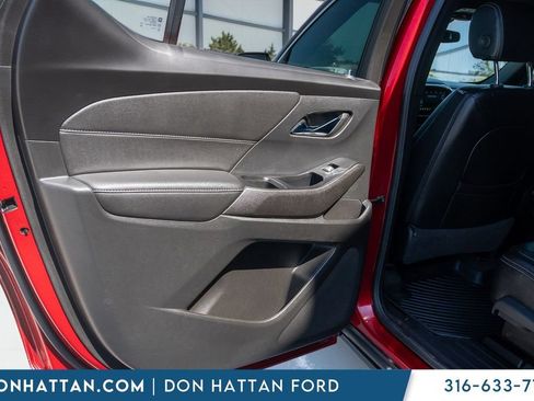 Used 2023 Chevrolet Traverse LT FWD image 17