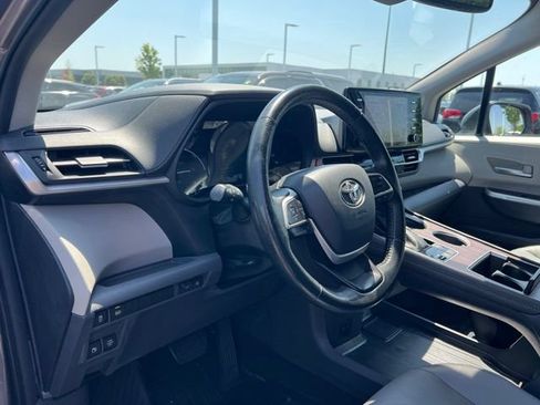 Used 2022 Toyota Sienna XLE w/ XLE Plus Package FWD image 9